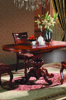 Τραπεζαρία και κόκκινες καρέκλες καρυδιάς