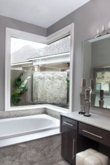 Πρόσοψη του ντυσίματος στο μπάνιο του καρυδιού τους