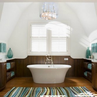 Μερική διακόσμηση τοίχων στο μπάνιο με καρυδιά