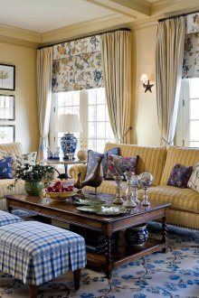 Κίτρινα και μπλε έπιπλα εξοχικού στυλ