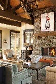 Μπεζ και μαύρα έπιπλα στο σαλόνι με τζάκι σε εξοχικό στιλ