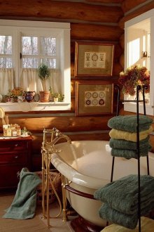 Καφέ συρτάρι και όμορφα αξεσουάρ μπάνιου σε στυλ χώρας