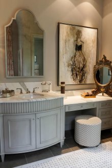 Λευκά έπιπλα μπάνιου σε στυλ χώρας