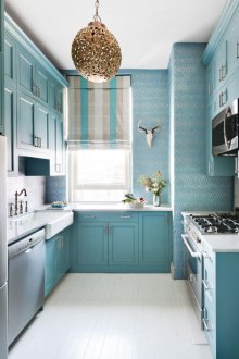 Μπλε και άσπρη στενή κουζίνα