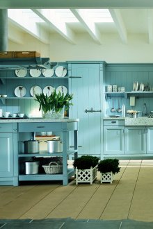 Λευκή και μπλε μεγάλη κουζίνα με νησί