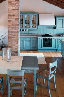 Μεγάλη μπλε εξοχική κουζίνα