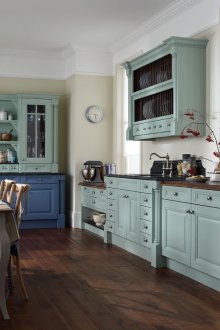 Μπεζ, μπλε, λευκό και καφέ χρώματα στο εσωτερικό της κουζίνας