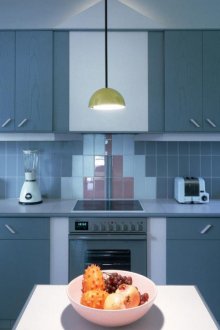 Ασυνήθιστος σχεδιασμός λευκής και μπλε κουζίνας