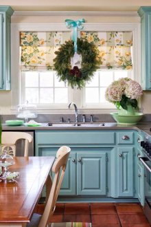 Μπεζ τοίχους και ένα μπλε σετ στην κουζίνα