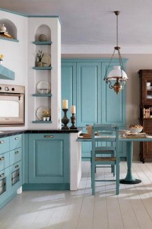 Μπλε και άσπρη κουζίνα με καφέ έπιπλα