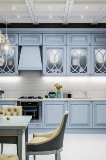 Pastel μπλε και λευκά χρώματα στο εσωτερικό της κουζίνας