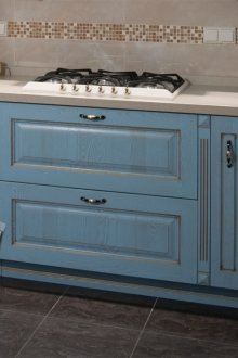 Μπεζ και μπλε κουζίνα