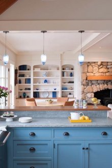 Μπεζ τοίχους και οροφή στην κουζίνα-καθιστικό με μπλε σετ