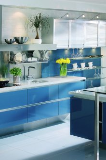 Μοντέρνα μπλε και λευκή κουζίνα με νησιώτικο μπαρ