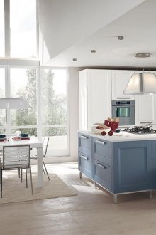 Λευκή και μπλε κουζίνα-τραπεζαρία