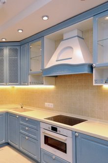 Μπεζ και μπλε γωνιά κουζίνας