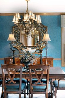 Φωτεινό μπλε τοίχους στην τραπεζαρία