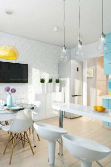 Λευκή και μπλε ζεστή κουζίνα