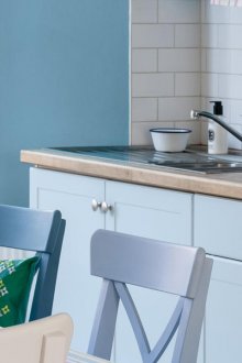 Παστέλ μπλε πρόσοψη ενός σετ κουζίνας