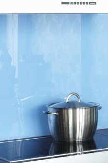 Μπλε ποδιά στην κουζίνα