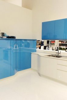 Κομψή μπλε και λευκή γυαλιστερή κουζίνα