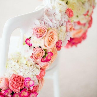 Λουλούδια ως διακόσμηση καρέκλες σε γάμο