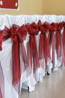 Κόκκινη και λευκή εορταστική καρέκλα καλύπτει