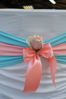 Όμορφη σχεδίαση ενός εορταστικού καλύμματος καρέκλας