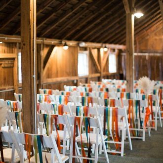 Κορδέλες στο σχεδιασμό γιορτινών καρέκλες