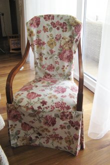 Κάλυψη λουλουδιών σε μια κουνιστή καρέκλα