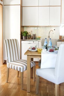 Δερμάτινα, λευκά και γκρι καλύμματα για καρέκλες κουζίνας