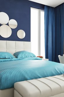 Καθρέπτες στον μπλε τοίχο της κρεβατοκάμαρας