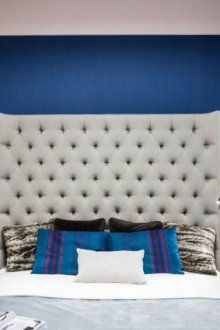 Μπλε τοίχο και μαξιλάρια στην κρεβατοκάμαρα