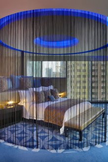 Μπλε φώτα και χαλί στην κρεβατοκάμαρα