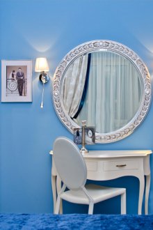 Μπλε υφάσματα και μπλε τοίχους στο υπνοδωμάτιο