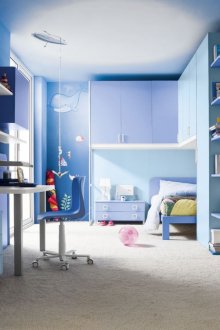 Μπλε τοίχους και έπιπλα σε ένα φυτώριο