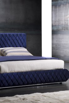 Μπλε κρεβάτι στο υπνοδωμάτιο