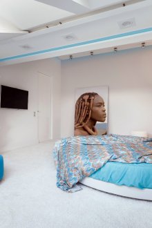 Μπλε καναπές στο υπνοδωμάτιο