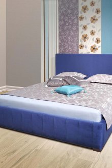 Μπλε κρεβάτι στο εσωτερικό του υπνοδωματίου