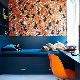 Μπλε, πορτοκαλί και λευκό στο εσωτερικό του εφηβικού δωματίου