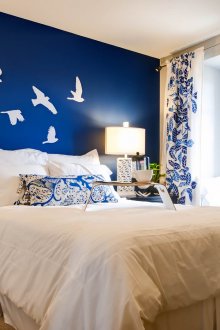 Μπλε και άσπρο τοίχο και κουρτίνες στο υπνοδωμάτιο