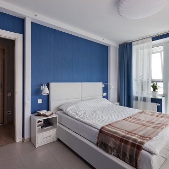 Μπλε και άσπρη κρεβατοκάμαρα με στρογγυλό πολυέλαιο