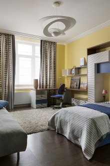 Μπλε, κίτρινο, καφέ και λευκά χρώματα στο εσωτερικό του νηπιαγωγείου