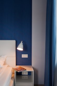 Φωτιστικό τοίχου σε ένα μπλε και λευκό υπνοδωμάτιο