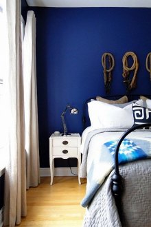 Κομοδίνο σε μπλε και άσπρο υπνοδωμάτιο