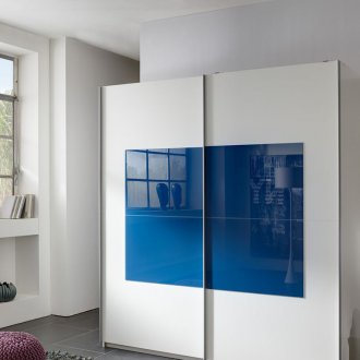 Μπλε και άσπρη ντουλάπα στην κρεβατοκάμαρα