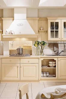 Μπεζ και λευκή κουζίνα εξοχικού στυλ