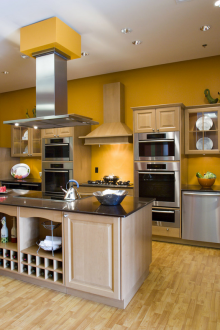 Μπεζ σετ κουζίνας και πορτοκαλί τοίχους στην κουζίνα