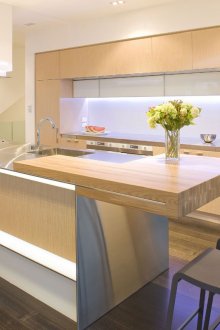 Έπιπλα κουζίνας μπεζ και γκρι