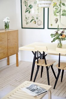 Μπεζ και μαύρες προθέσεις στην κουζίνα